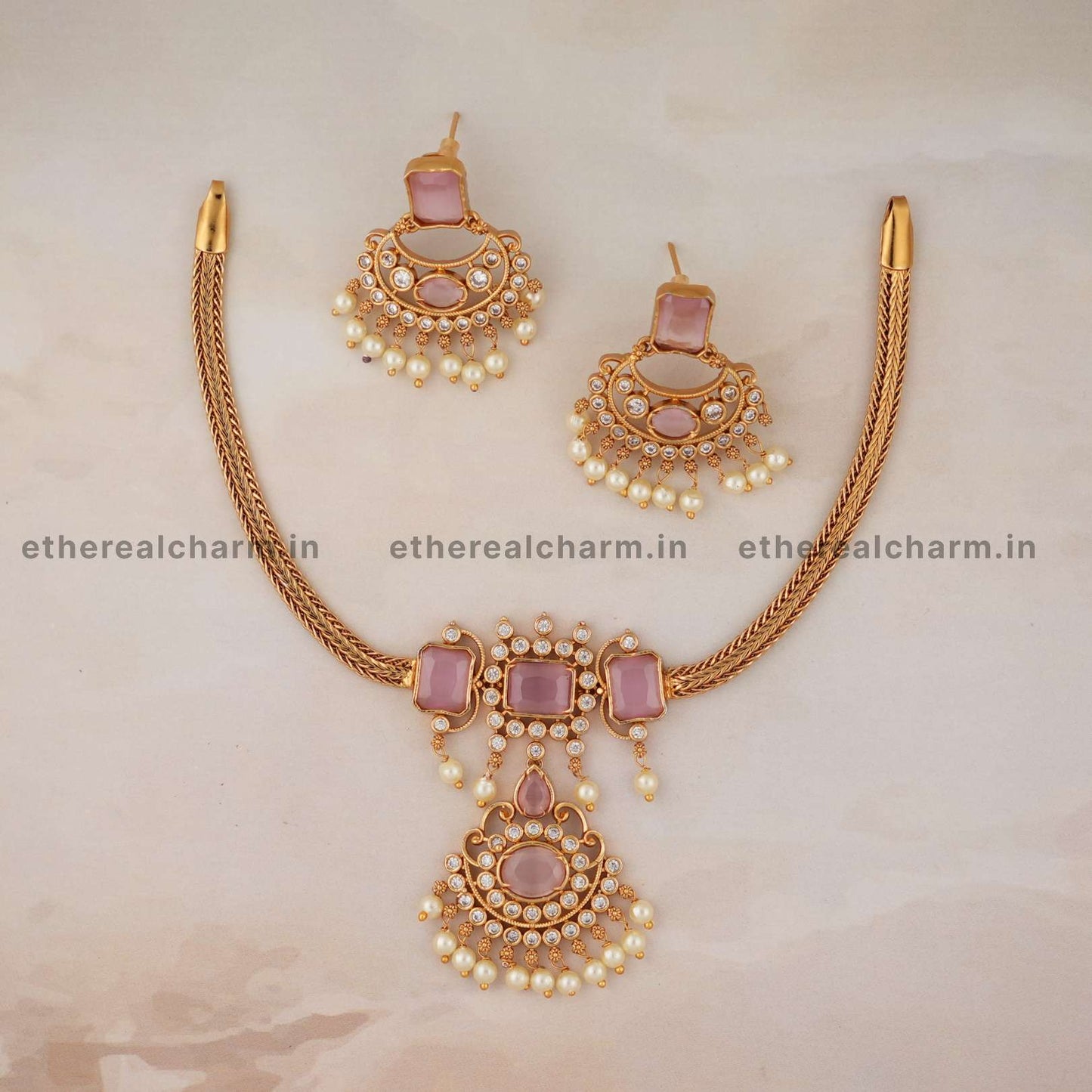 Kante Imperial Splendor: Necklace Set with Layered Pendant Design