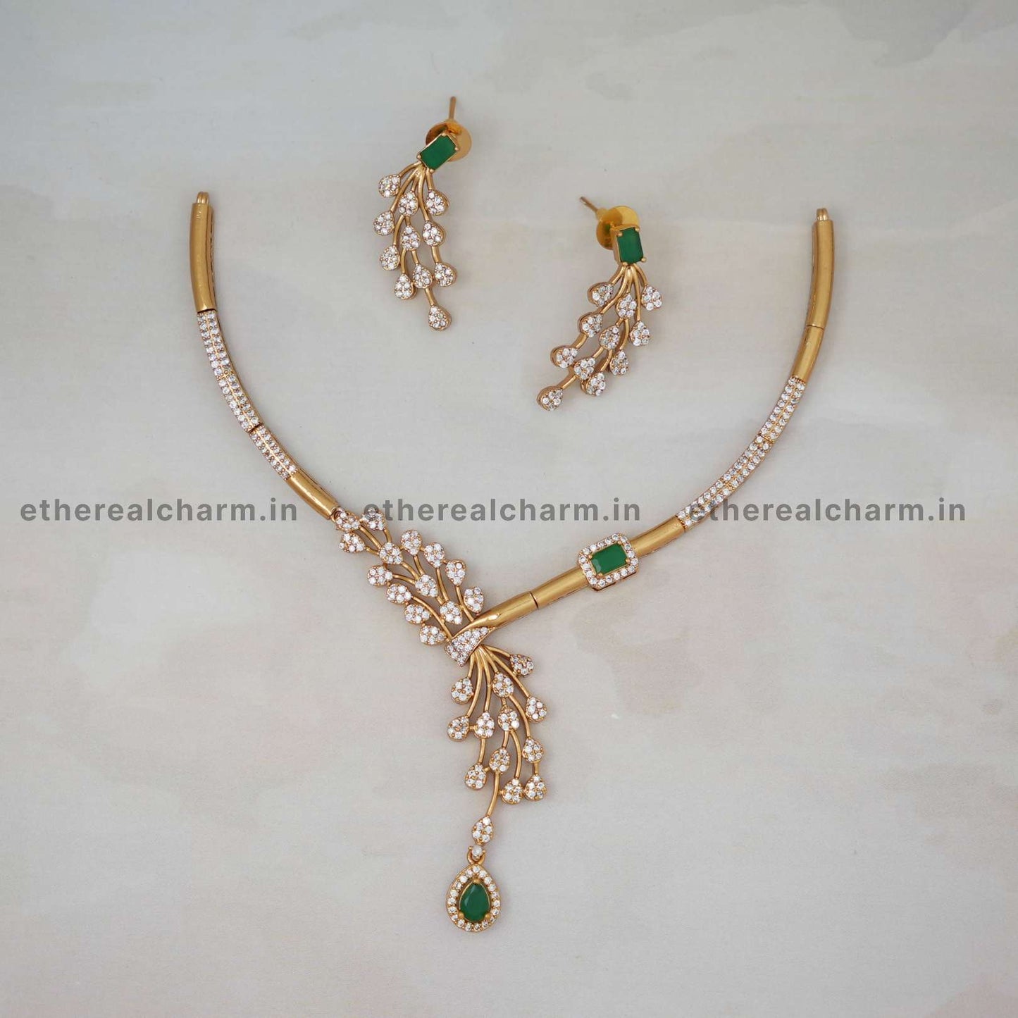 Kante Royal Charm: Gold Necklace Set with Intricate Goldwork