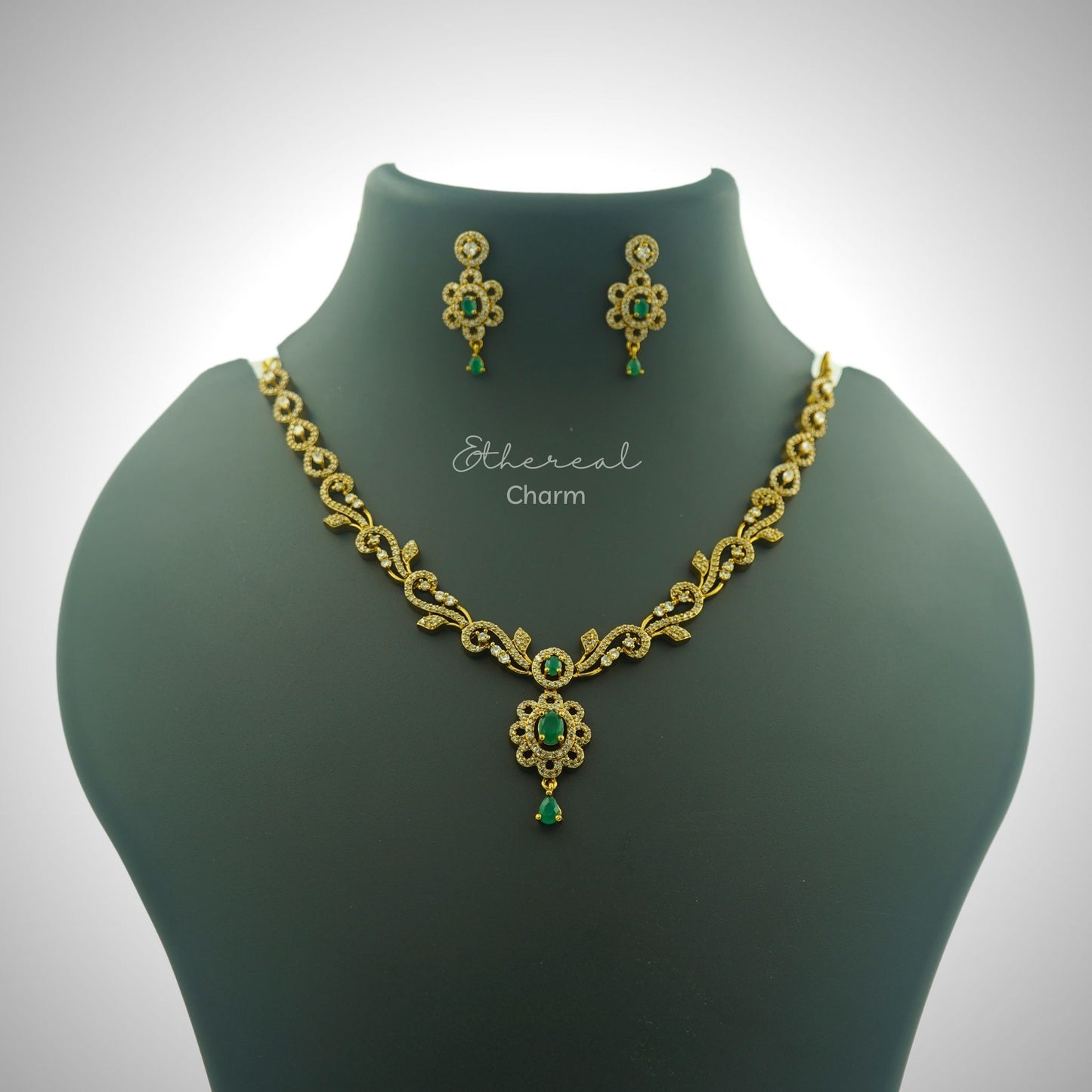 Victorian-Style Gold Necklace Set with stone