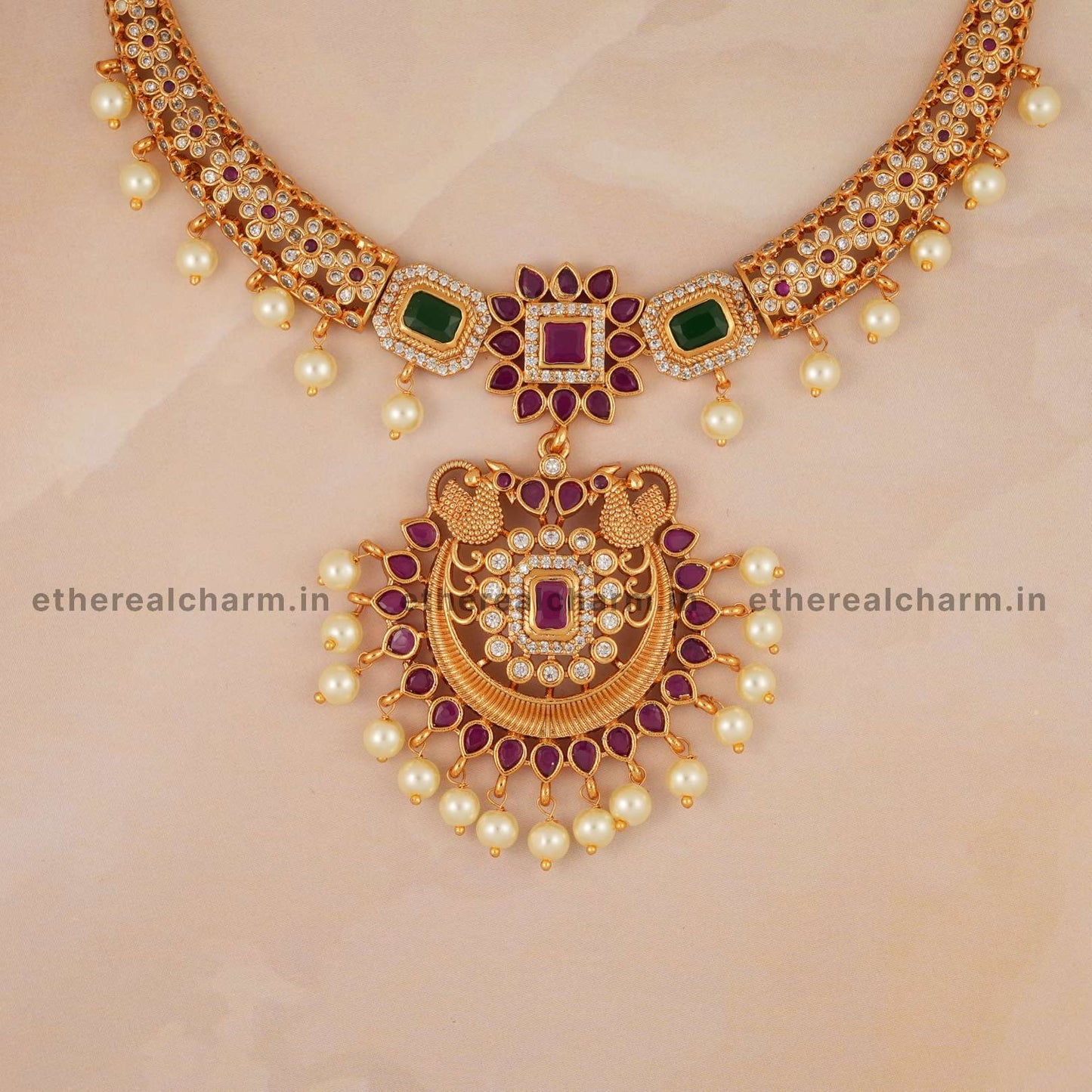 Kante Traditional Elegance: Gold Necklace Set with Radiant Accents