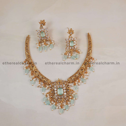 Kante Regal Tradition: Gold Necklace Set with Sparkling Stones