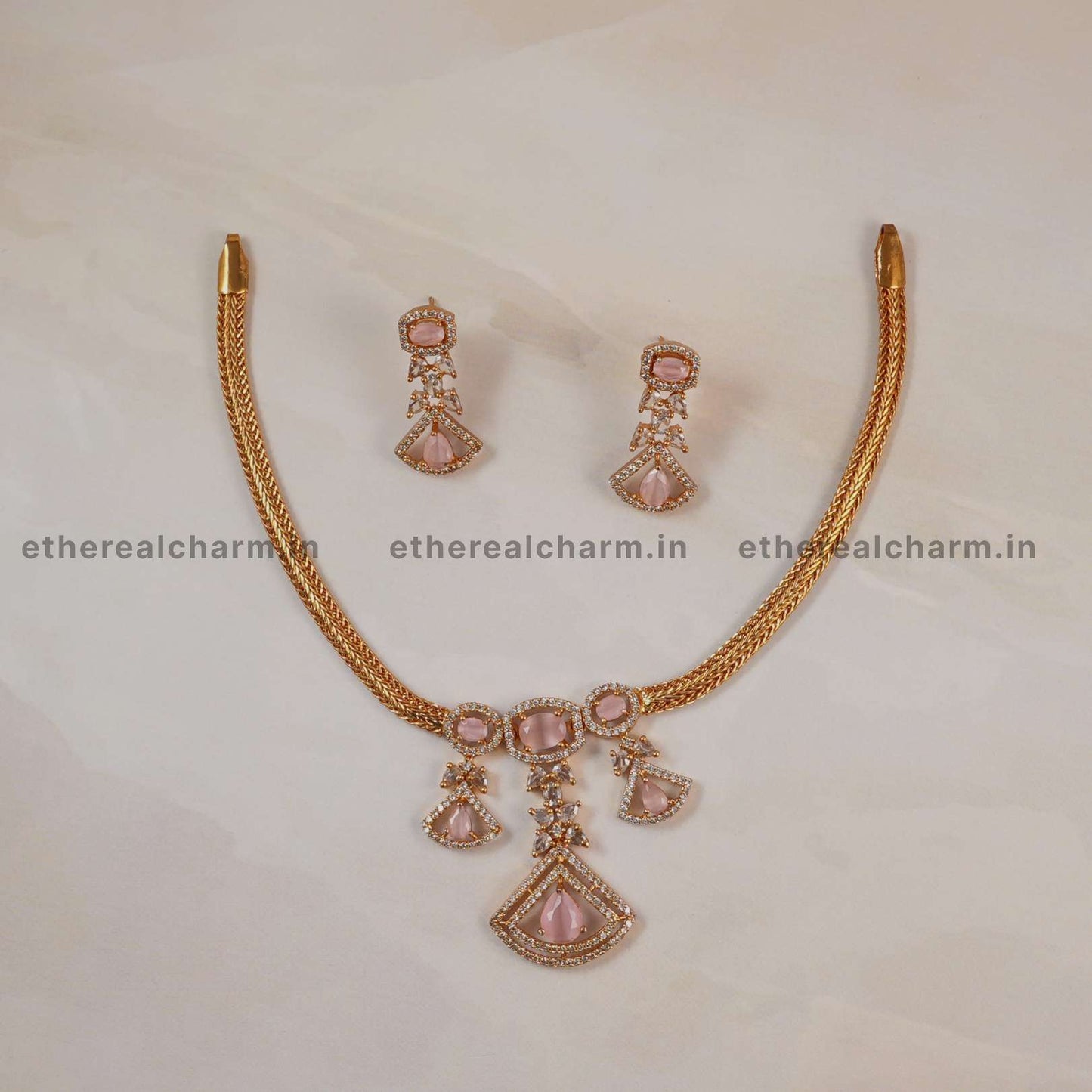 Kante Ornate Splendor: Gold Necklace Set with Intricate Filigree