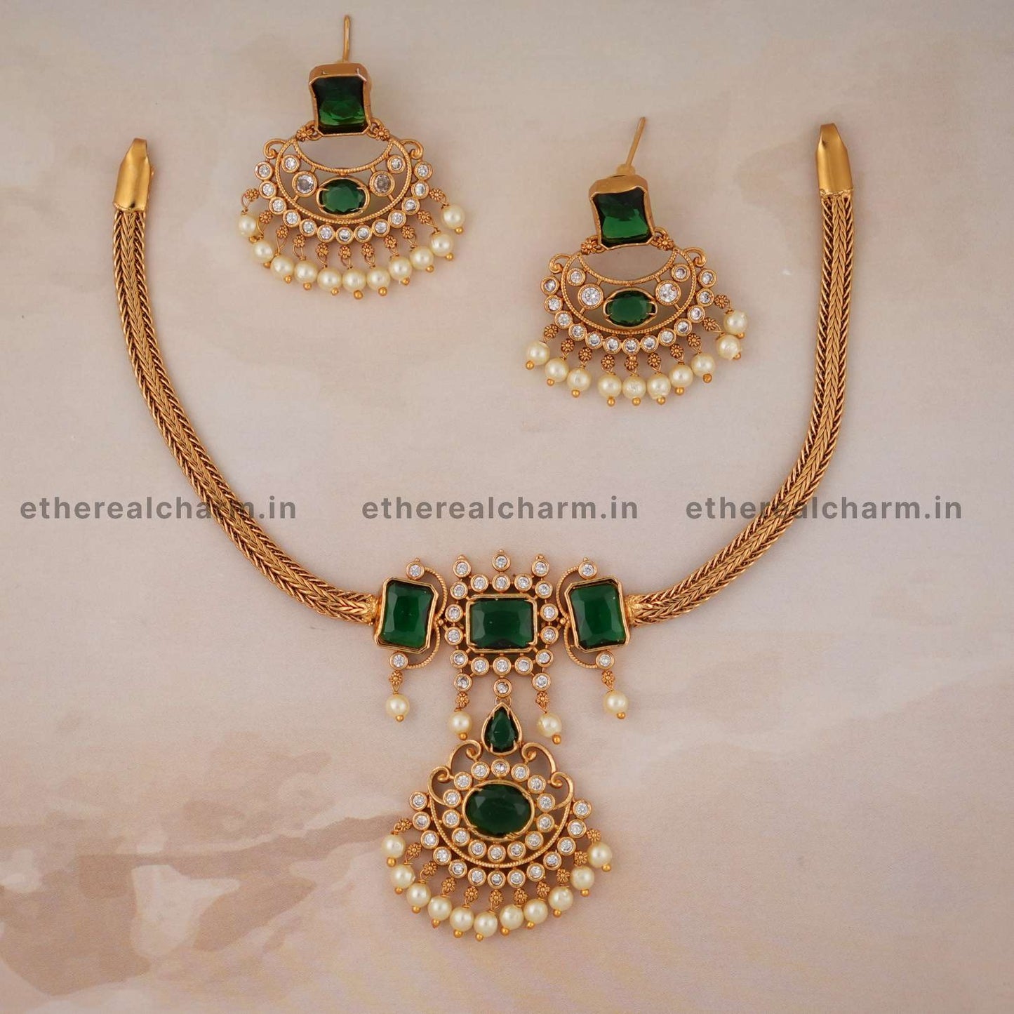 Kante Imperial Splendor: Necklace Set with Layered Pendant Design