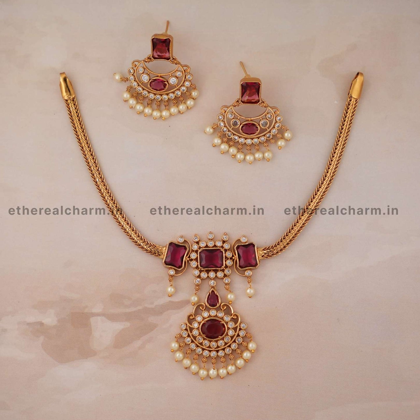 Kante Imperial Splendor: Necklace Set with Layered Pendant Design