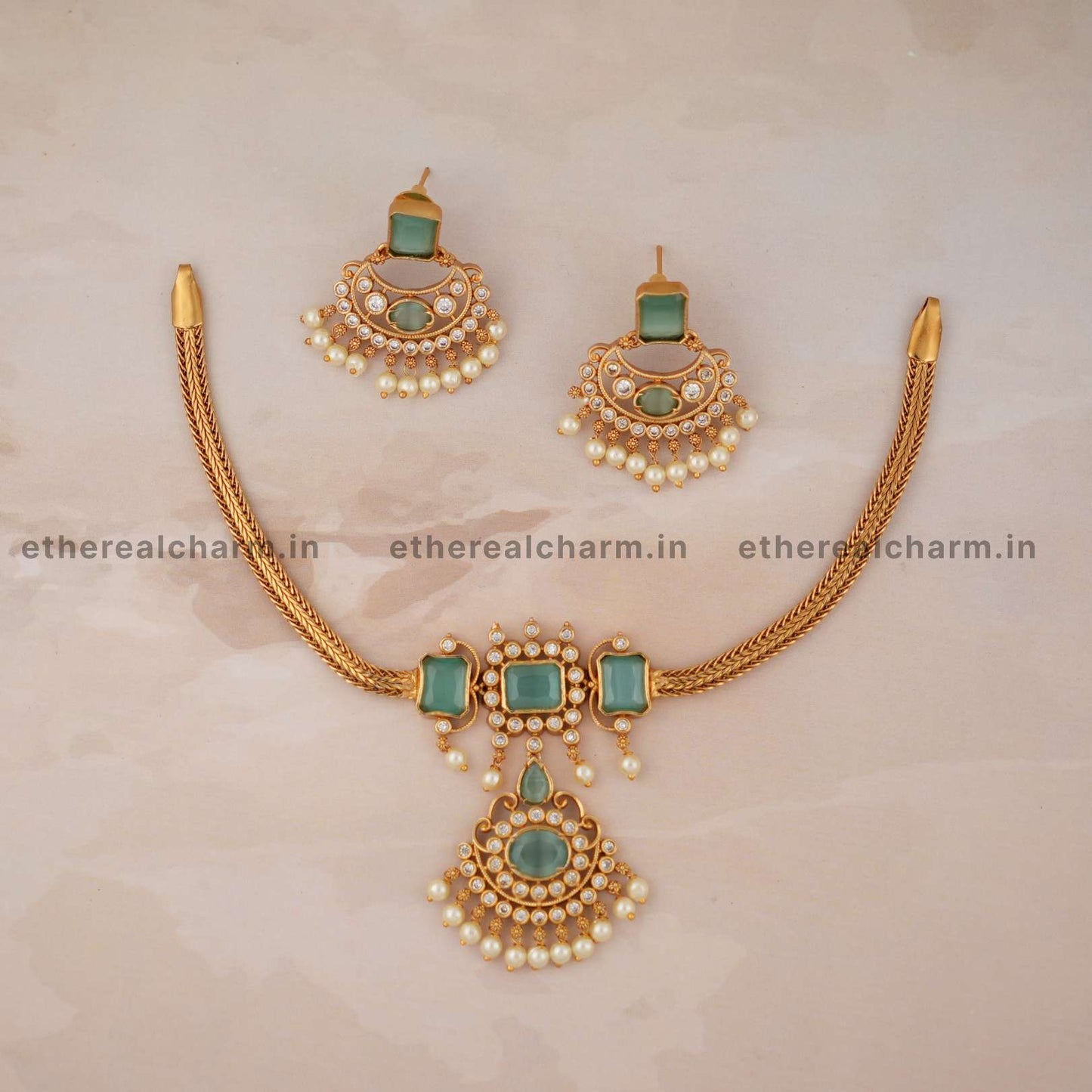 Kante Imperial Splendor: Necklace Set with Layered Pendant Design