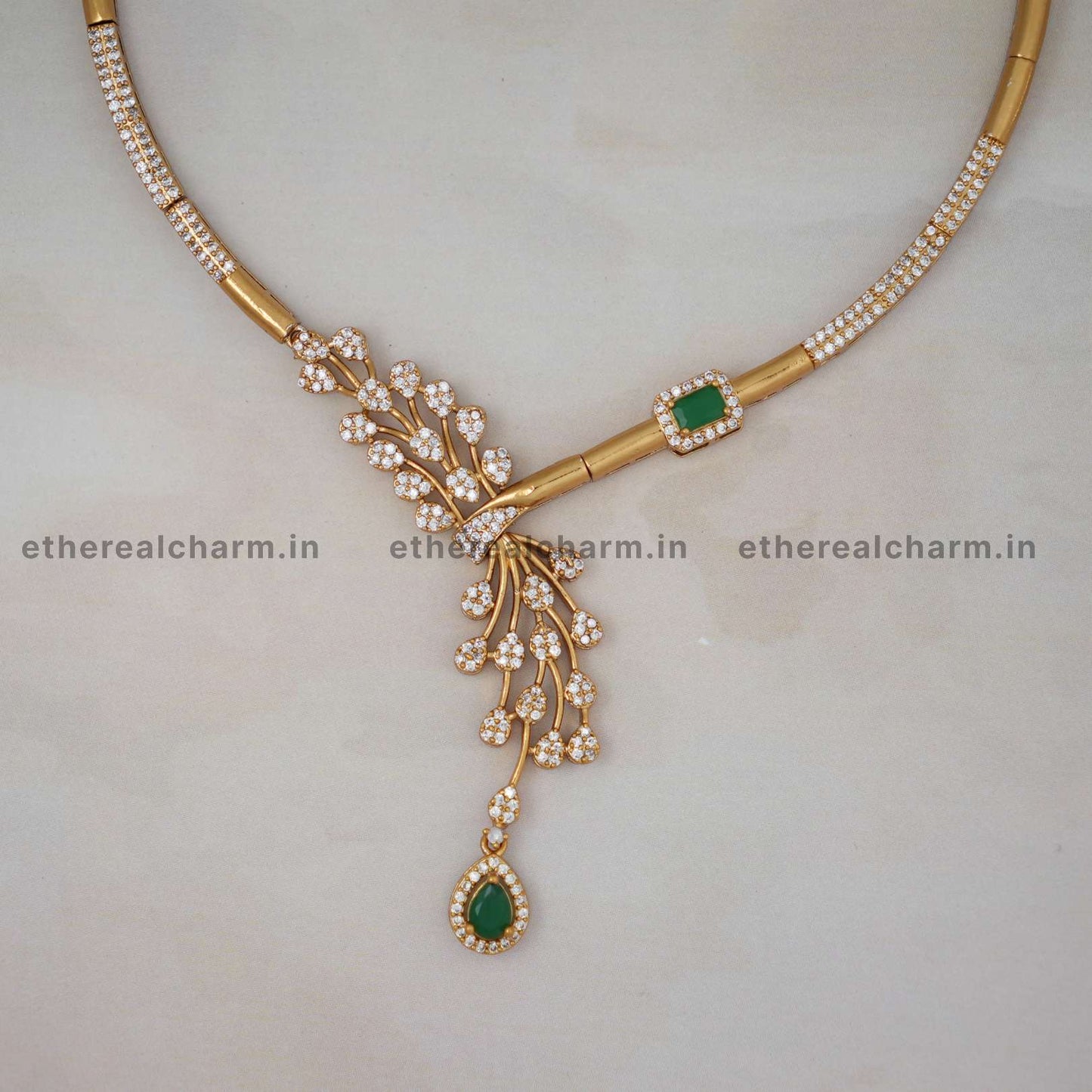 Kante Royal Charm: Gold Necklace Set with Intricate Goldwork
