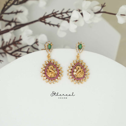 Traditional Gold Necklace with Beaded Detailing