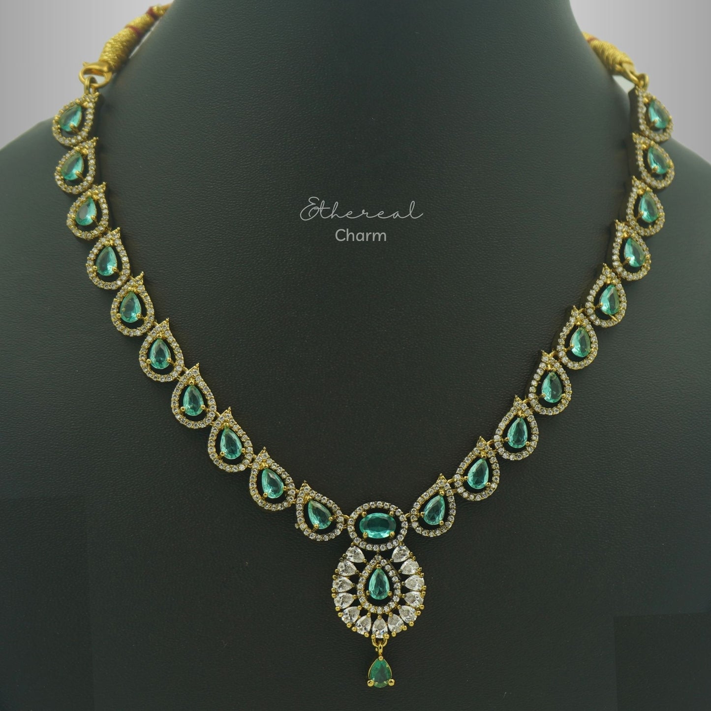 Victorian-Style Gold Necklace Set with Emerald