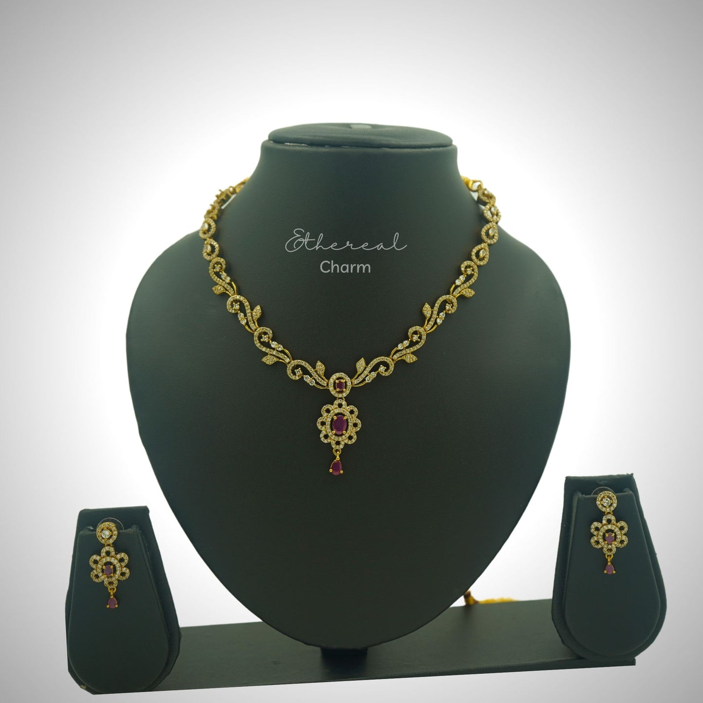 Victorian-Style Gold Necklace Set with stone