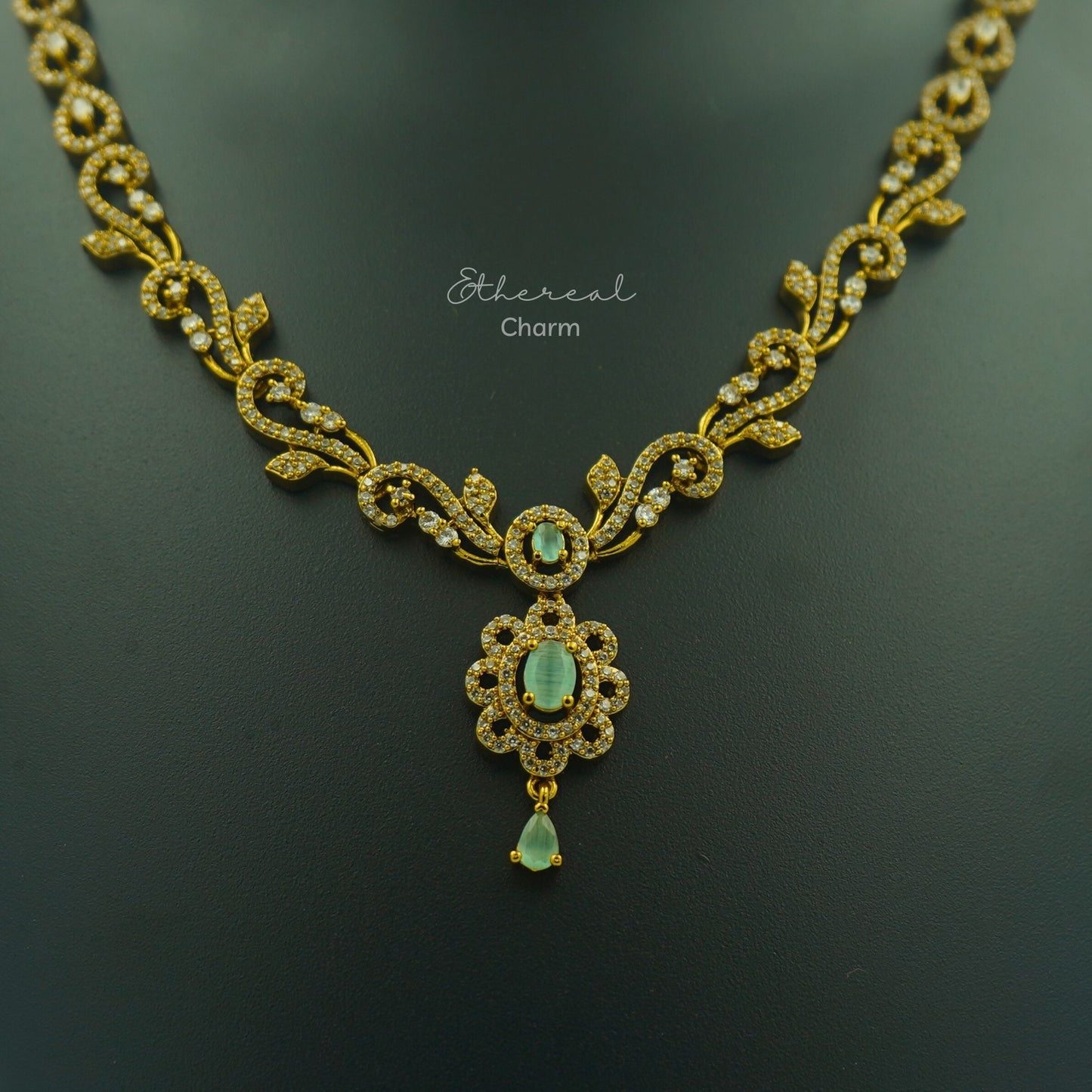 Victorian-Style Gold Necklace Set with stone