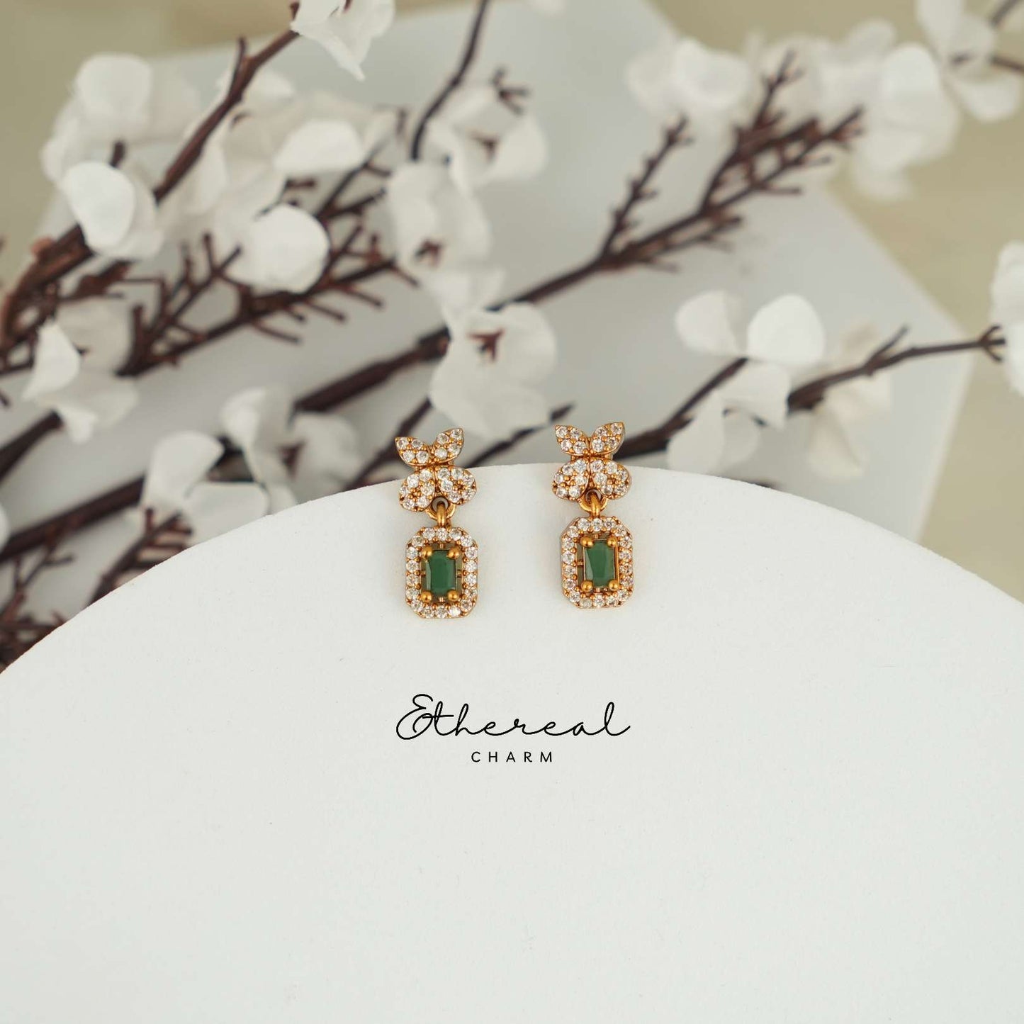 Fluttering Elegance: Necklace Set with Butterfly Motifs and Pearl Accents