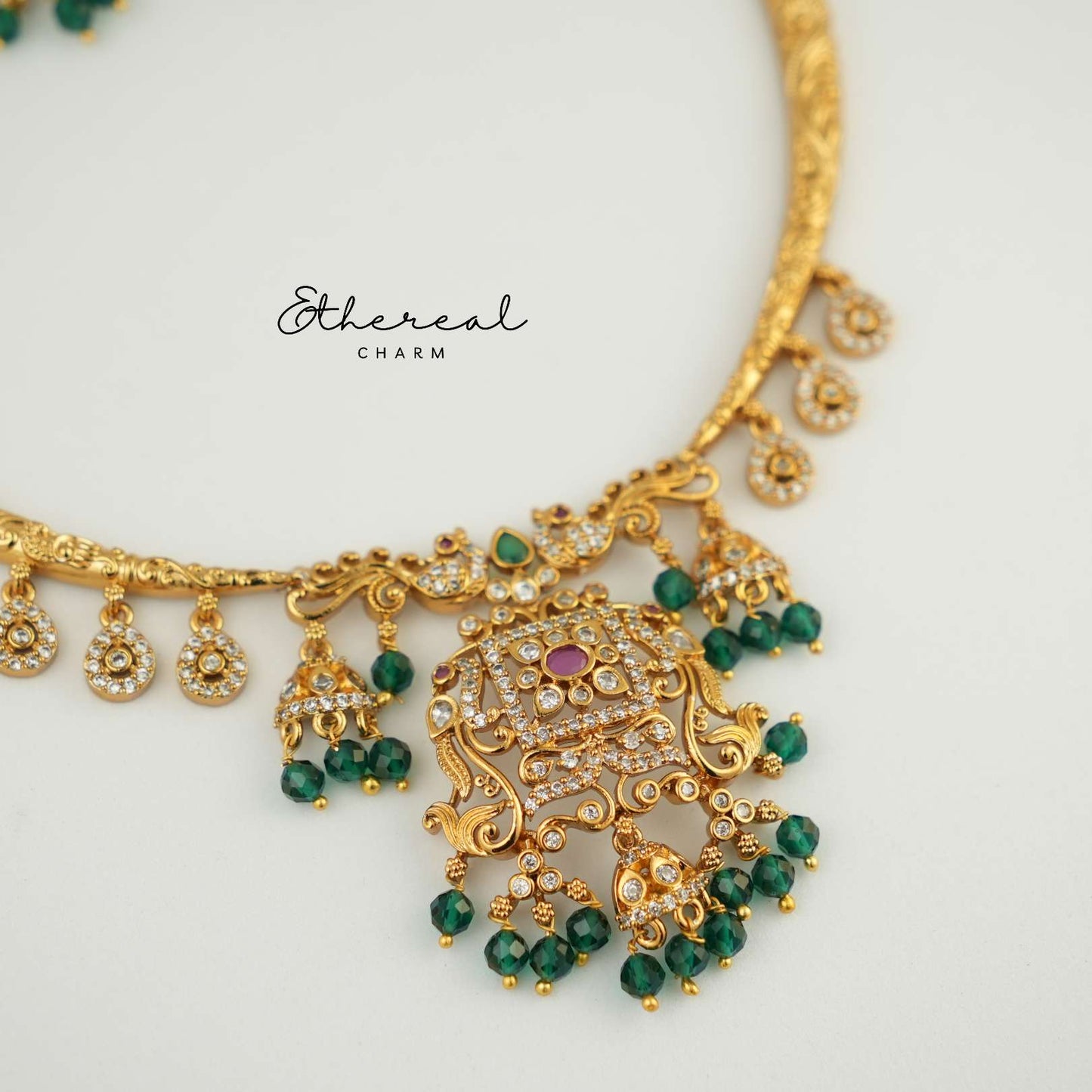 Kante Sparkling Delight: Gold Necklace Set with Radiant Stones