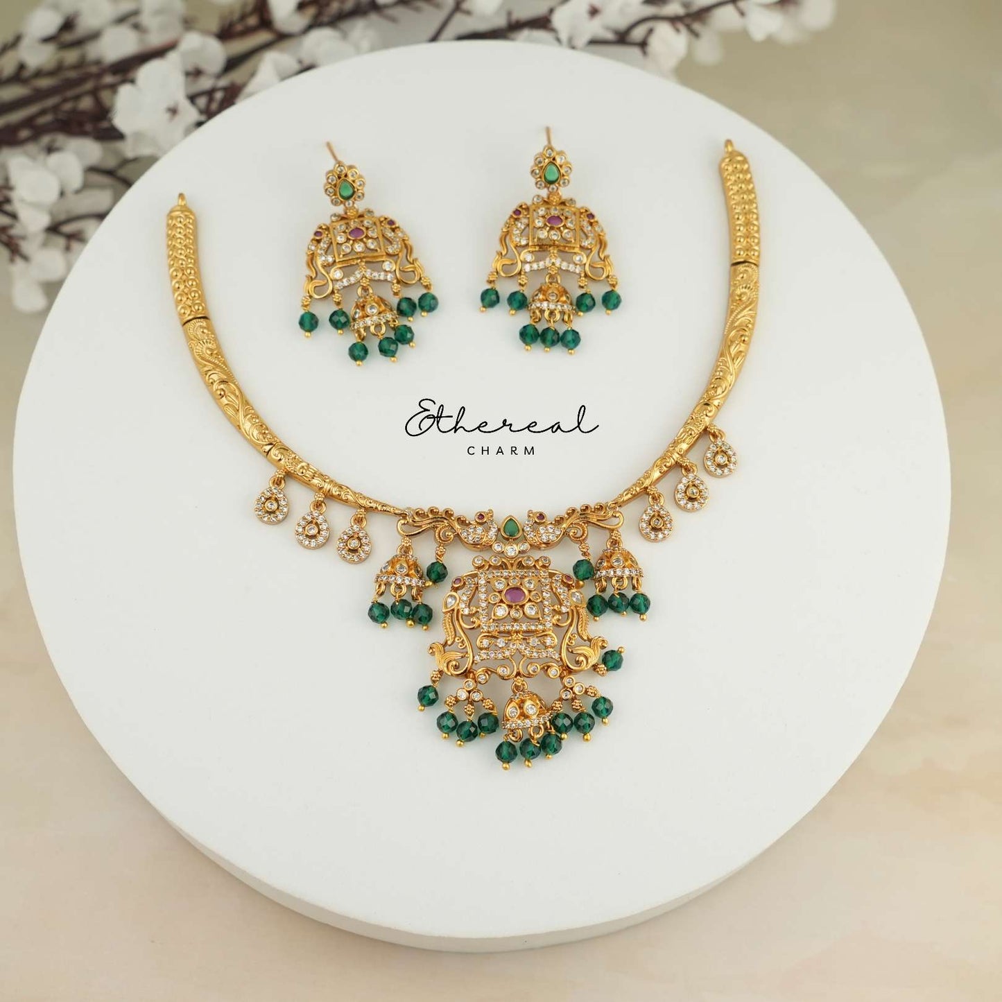 Kante Sparkling Delight: Gold Necklace Set with Radiant Stones