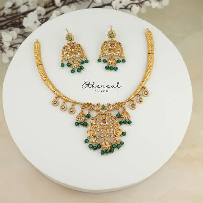 Kante Sparkling Delight: Gold Necklace Set with Radiant Stones